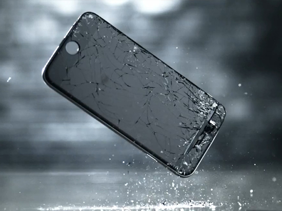 苹果又躺枪 摩托罗拉讽刺iPhone一跌就碎[视频][图]图片1