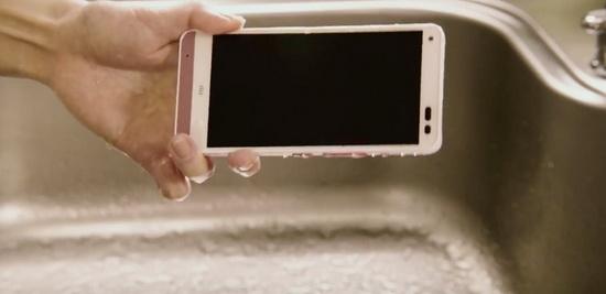 日本厂商京瓷推出可以用肥皂清洗的手机图片1