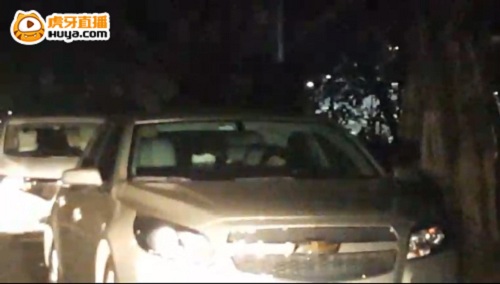 虎牙董小飒携陈局长开播户外