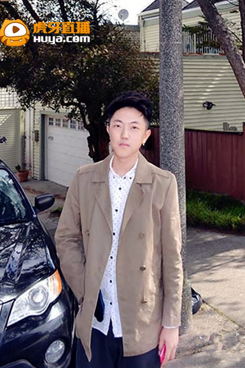 虎牙董小飒携陈局长开播户外