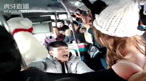 虎牙董小飒携陈局长开播户外