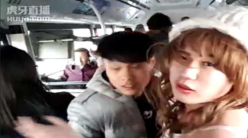 虎牙董小飒携陈局长开播户外