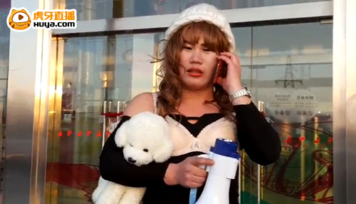 虎牙董小飒携陈局长开播户外