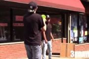 视频：拿着水枪射路人作死骚年黑人街区恶作剧
