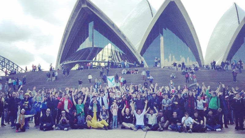 澳洲玩疯了《口袋妖怪GO》2000名玩家组队图片2