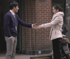 邪恶动态图:女汉子抓住男人的衣领推到桌子上[多图]